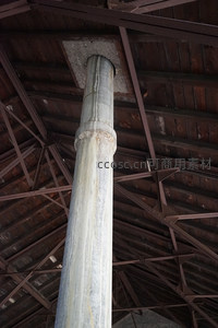 古旧厂房内部的混凝土支柱与木质屋顶结构