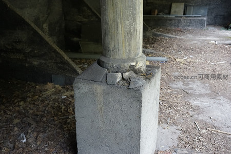 破损水泥基座上的老旧立柱细节特写
