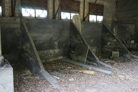 废弃厂房内布满灰尘的混凝土斜坡与破窗