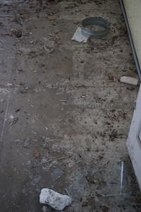 散落玻璃碎片与垃圾的破败地面