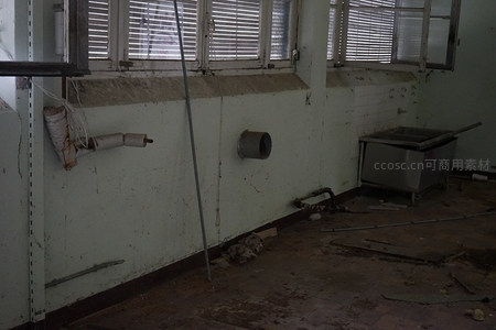 废弃厂房角落的破败景象