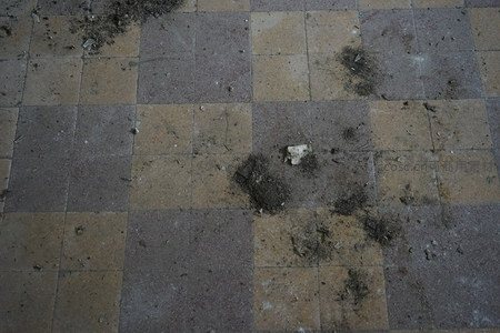 肮脏瓷砖地面上的污迹