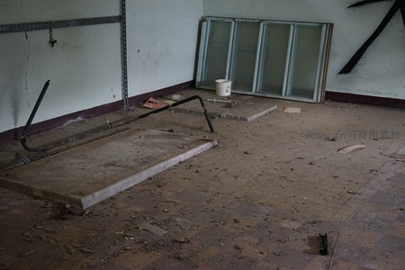 空旷废弃车间内杂乱无章