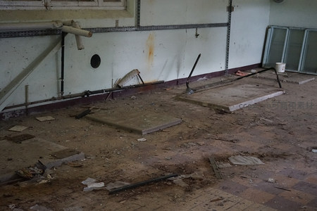 废弃工厂内部设备残骸