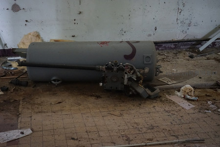倒地的大型工业设备残骸