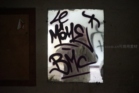 涂鸦覆盖的破旧窗户，映射出废弃空间的痕迹