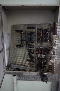 工业配电柜内部特写，布满复杂线路与开关