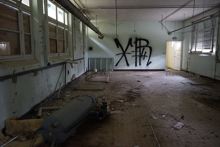 废弃工厂内部，墙绘涂鸦与破败景象