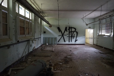 空荡厂房角落，管道裸露尘土飞扬