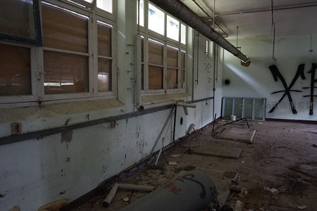 老旧窗框下的工业遗迹，岁月痕迹明显