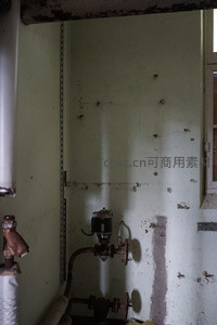 生锈阀门与管道，废弃机房的末日景象