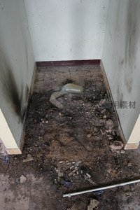 脏乱角落里散落着塑料瓶和碎石