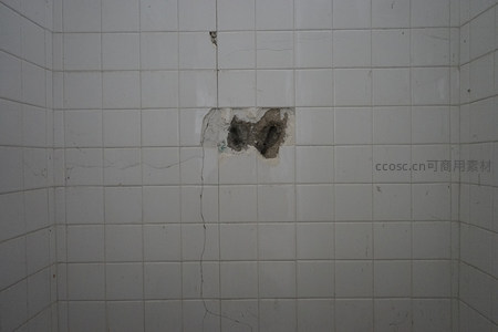 瓷砖墙面破损处露出内部结构