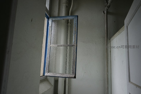 老旧窗户半开透进微弱光线