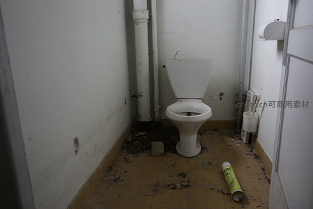 废弃卫生间内马桶破损地面满是污垢