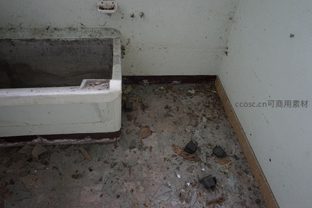 残破浴缸旁地面散落碎瓷片与垃圾