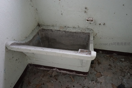 废弃角落的旧水槽，布满灰尘与岁月痕迹