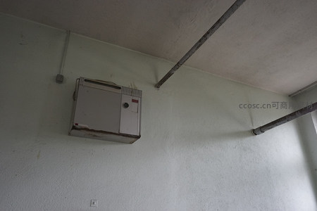 墙上老式电箱，管道横亘天花板显陈旧