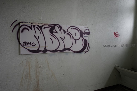 墙面上的涂鸦艺术，黑白字母风格醒目