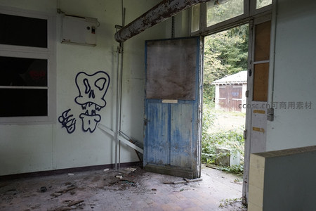 废弃建筑内墙涂鸦与破败门扉