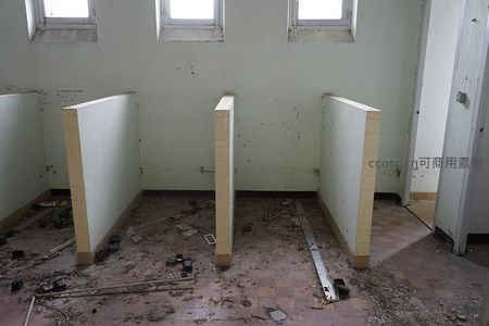 残破隔断与满地狼藉的废弃卫生间