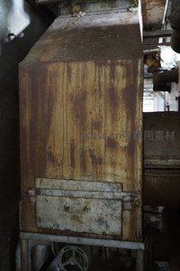 锈迹斑斑的老旧工业锅炉设备特写