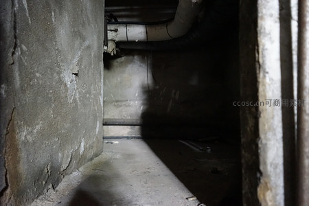 昏暗地下室角落布满灰尘与裸露管道