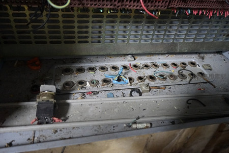 布满灰尘的电气控制柜内部接线端子