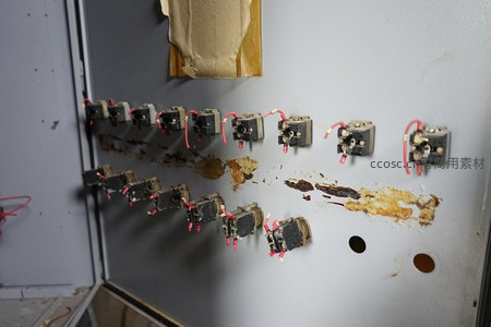 配电箱内继电器烧毁后留下的焦黑痕迹