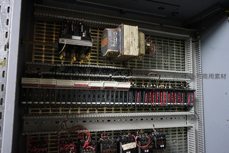 打开的电气控制柜，内含变压器与断路器阵列