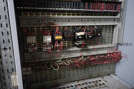 工业配电柜内部，杂乱电线与多个接触器