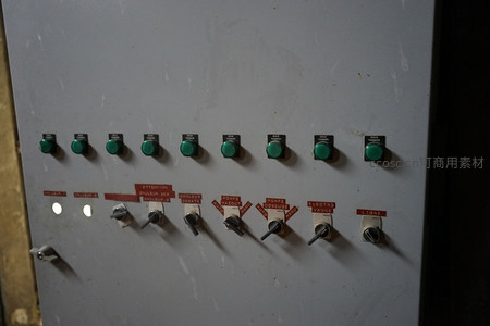 老式工业控制面板，绿色按钮与旋转开关