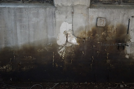被熏黑的混凝土墙与剥落的涂料