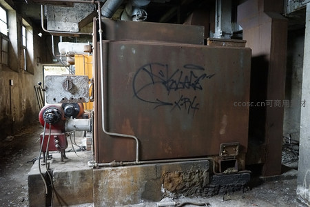 废弃厂房内生锈锅炉与涂鸦设备