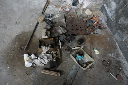 凌乱的工厂地面堆满废弃零件