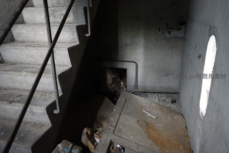 破败楼梯间透出微弱光线