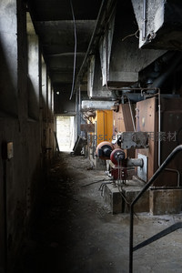 幽深厂房走廊尽头透进光亮