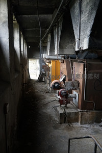 废弃工厂内部管道与机械的工业遗迹