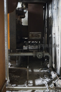 破败厂房内纵横交错的管道系统
