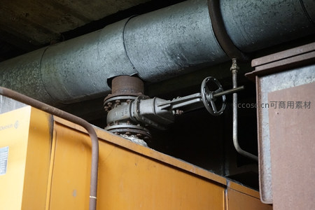 工业管道阀门特写，金属质感与锈迹斑驳