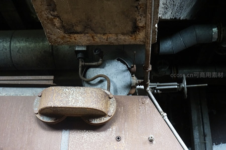 老旧工业设备细节，锈蚀部件与复杂管线