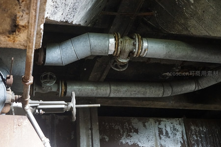 工厂内部管道系统，弯头法兰连接紧密