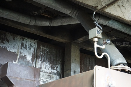 工业厂房角落，传感器与管道并存