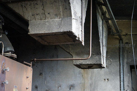 混凝土结构与工业管道交织的厂房一角