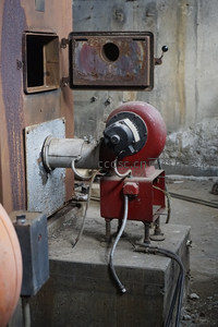 废弃工厂的红色工业设备特写