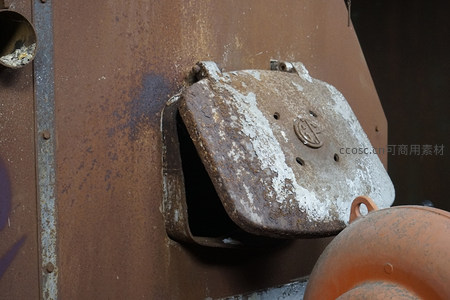 生锈金属盖板上的岁月痕迹