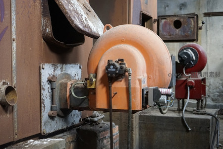 橙色工业风机与老旧锅炉并置
