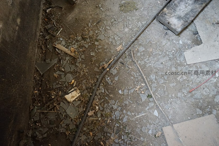 工厂地面的残骸与管线