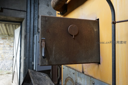 生锈的工业炉门特写