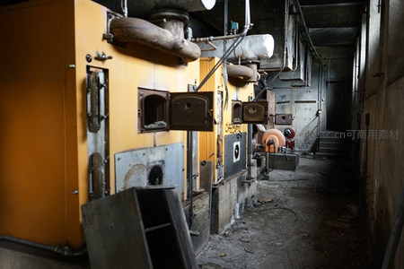 废弃工厂内部锈蚀设备与管道